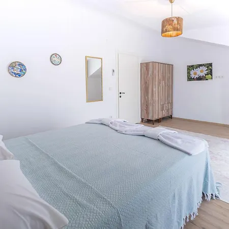 Central Villa Near Sea With Balcony In Fethiye *
